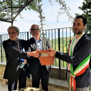 Oriano Spadoni e Francesco Serafini, segretario e presidente della The Garden of Peace, consegnano ufficialmente la collezione al sindaco di Paciano Riccardo Bardelli -1