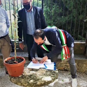 Riccardo Bardelli, sindaco di Paciano, firma la convenzione con la The Garden of Peace