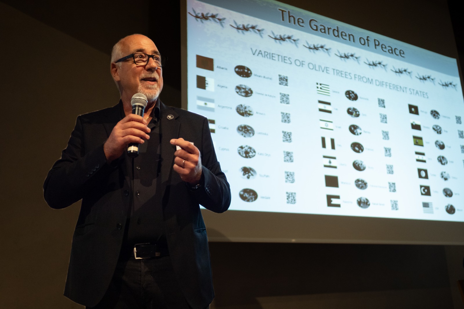 Communautés locales et jeunes engagés dans un Jardin de la Paix