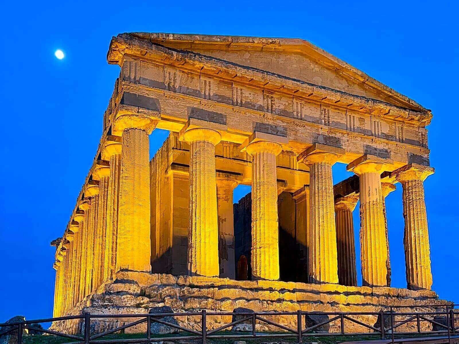 tempio-concordia-illuminato-notte-valle-dei-templi-agrigento tempio-concordia-illuminato-notte-valle-dei-templi-agrigento.jpg